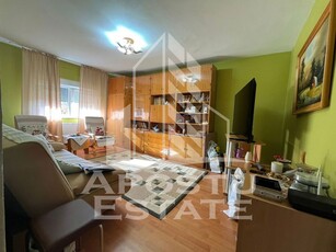 Apartament 3 camere, decomandat, situat in zona Dambovita