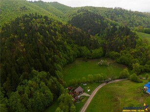 FILM! Refugiu in inima naturii:Cabana sub aripa padurii si cu acces la rau, Holbav.