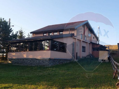 Casa de vacanță la Păltiniș, 1.150 mp teren, 14 locur...