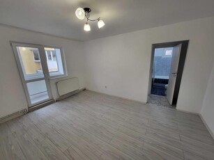 Apartament 2 camere semidecomandat, etaj 2/4 zona Florilor