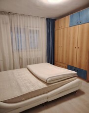 Apartament de 3 camere, decomandat, balcon, centrala, zona Calea Calarasi