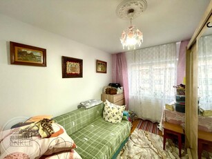 De vanzare apartament cu 3 camere decomandat, zona Piata Mare