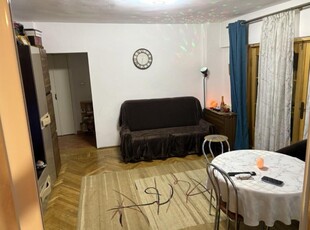 De vanzare apartament cu 3 camere semidecomandat, zona Carrefour