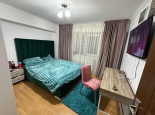 De vanzare apartament cu 4 camere decomandat, zona Piata Mare