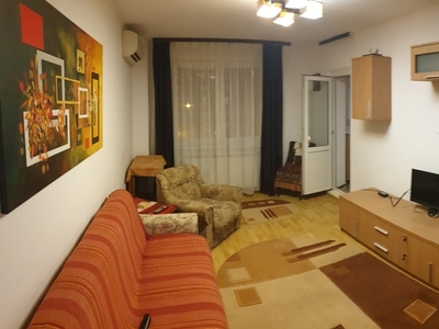 apartament 3 camere (centrala proprie). Loc de parcare optional.