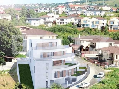 Apartament cu 4 camere cu terasa, curte si garaj in imobil tip vila, zona Eugen Ionescu