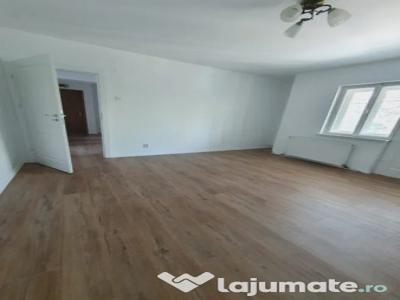 Apartament cu 3 camere semidecomandate Zona Areni