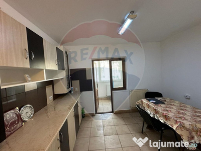 Apartament cu 3 camere de închiriat