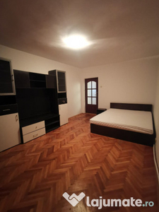 Inchiriez apartament cu 3 camere Alexandru cel Bun