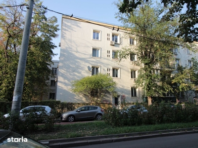 Apartament 4 camere decomandat 2 bai 2 balcoane bloc 1983 metrou Drist