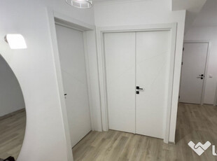 Inchiriez apartament cu 3 camere in zona Plopilor