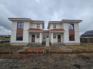 Vând 1 2 Duplex - 4 camere - 2 băi -160.000E colțul 165.000E partea dreaptă - Comision 0%