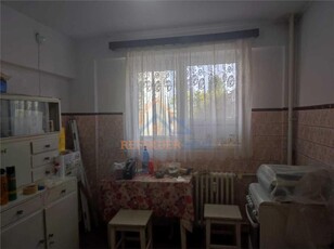 Apartament 4 camere de vanzare Piata Bobocica