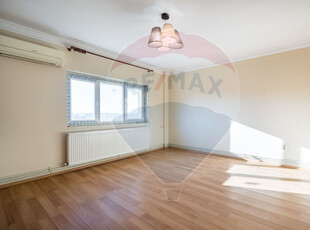 Apartament cu 3 camere de vânzare în zona Drumul Sarii