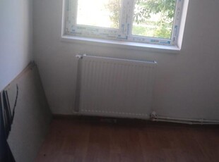 Apartament de vanzare, 3 camere, semidecomandat, 42 mp, Darmanesti, Liceul de informatica, Cod 147025