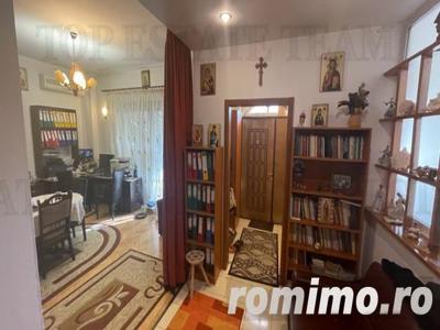 Apartament 5 camere in vila si curte 400 mp de vanzare zona Armeneasca
