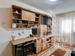 Apartament 1 camera, etaj intermediar, bloc anvelopat, zona Lipovei