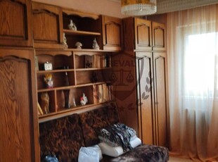 Apartament cu 3 camere, cartier Ampoi 3, et. 1, complet mobilat si utilat.