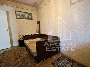 Apartament cu 3 camere, centrala proprie, etaj 3, zona Dacia