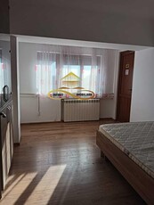 Apartament cu 3 camere de inchiriat in centrul Bacaului