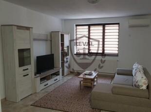 Inchiriez apartament cu 4 camere, bloc nou, zona Centru, complet mobilat si utilat.