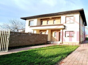 Oferim spre inchiriere Casa-Duplex, cu 5 camere, situata in Chisoda