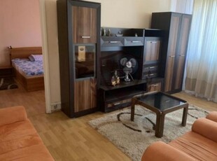 Vand apartament 2 camere, et. 1, zona Centru, mobilat si utilat.