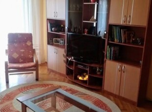 Vand apartament cu 3 camere, cartier Cetate, complet mobilat si utilat.