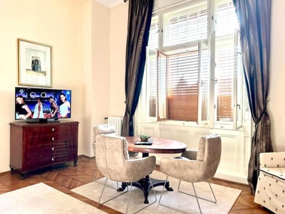 Apartament in cladire istorica cu vedere spre Piata Victoriei