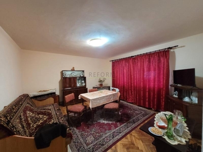 De vanzare apartament cu 3 camere pe strada Donath