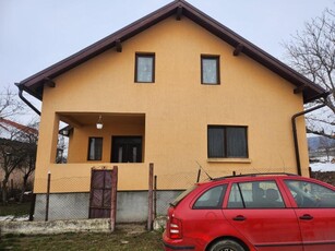 Casa Dersida cu 10 ari teren