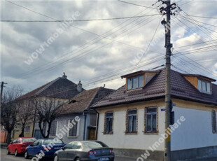 Casa singur in curte de in zona Piata Cluj