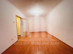 Vand apartament cu 2 camere decomandat Cetate-Bulevard