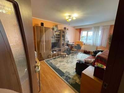 Apartament 3 camere de vinzare