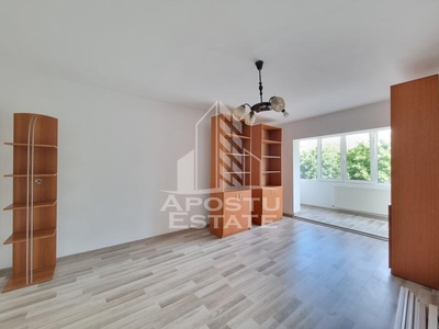 Apartament cu 3 camere, 2 bai, etaj intermediar, zona TimoculuiSaguna