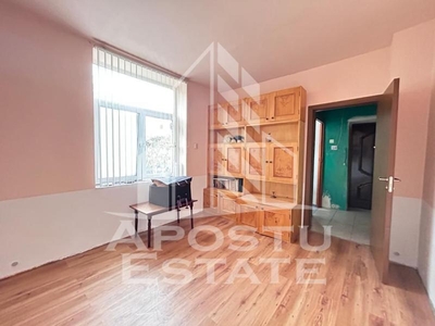 Apartament cu 3 camere la casa in zona Complexului Studentesc.