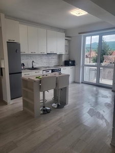 De inchiriat Apartament 2 camere, Bloc Nou zona Cetate. Pret inchiriere: 350 Euro/luna.