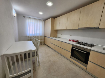 De inchiriat Apartament 3 camere, zona Cetate. Pret inchiriere: 400 Euro/luna.