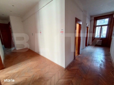 Apartament 4 camere, decomandat, 180 mp+balcon, in Centru!