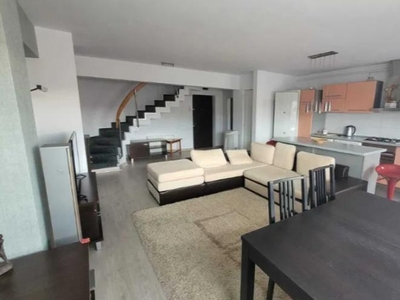 De inchiriat Apartament 3 camere cu scara interioara, zona Centru. Pret inchiriere: 350 Euro/luna.