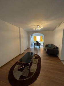 De inchiriat Apartament 4 camere, zona Cetate-Stadion. Pret inchiriere: 400 Euro/luna.