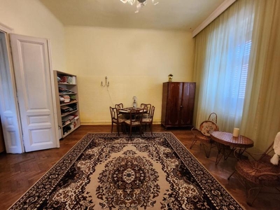 De inchiriat Casa pretabila Spatiu pentru birouri, zona Centrala. Pret inchiriere: 650 Euro/luna.