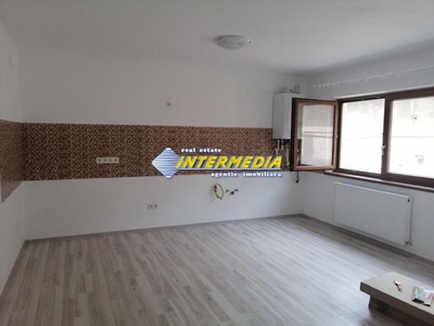 De Inchiriat Duplex de 80 mp cu 3 camere si doua bai living si curte mobilata.