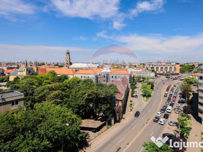 De Vânzare: Apartament Ultracentral cu 4 Camere pe Bulev...