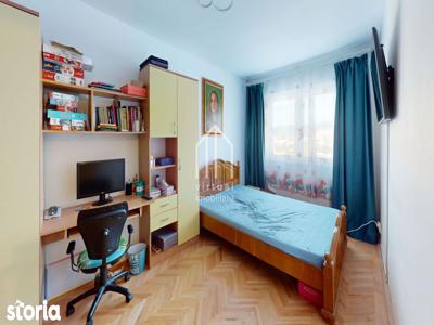 Apartament decomandat, bloc cu lift| zona Vasile Aaron.