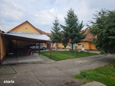 Casă de vacanță cu 7 camere, 3 băi, suprafață utilă 295 mp, Câmpani