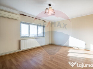 Apartament cu 3 camere de vânzare în zona Drumul Sarii