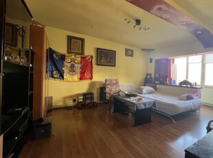 Apartament cu 3 camere, etaj 4 de vanzare, zona Lunei