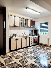 Apartament cu 3 camere in Floresti.