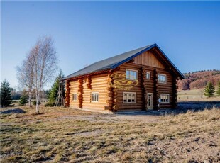 Casa din lemn rotund in Izvoru Muresului